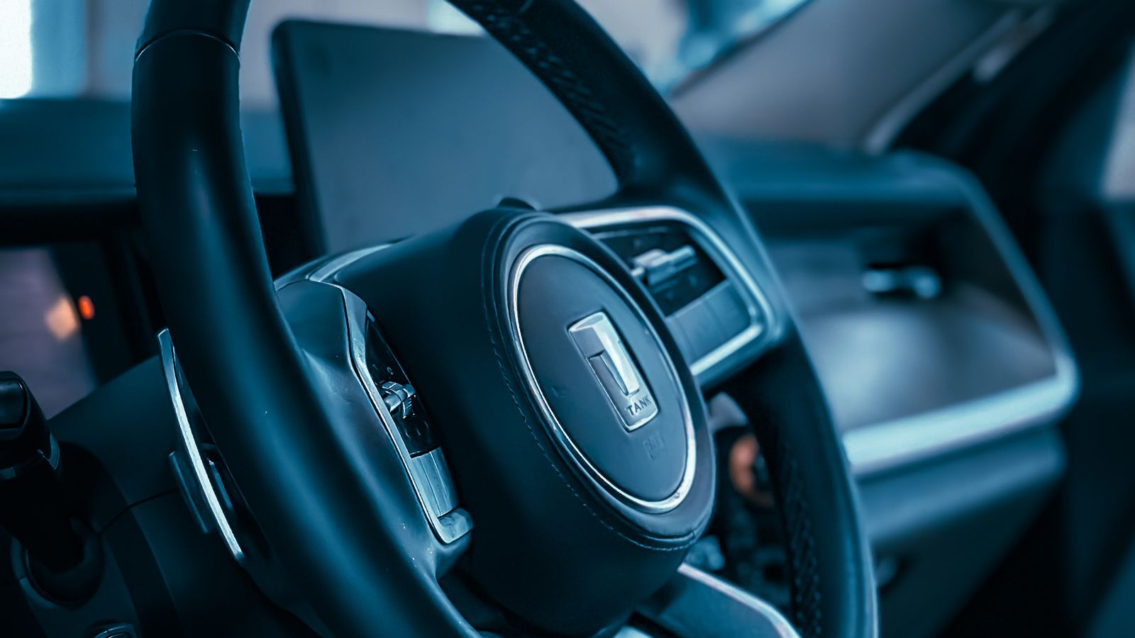 Mecânico avaliando componentes da direção elétrica em um carro usado