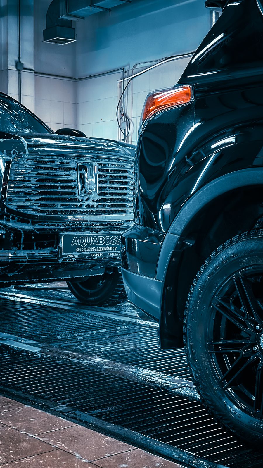 Carros com acabamento brilhante em lavagem moderna