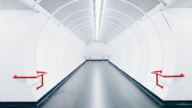 这条现代地下隧道采用白色设计，配有红色扶手和未来派风格