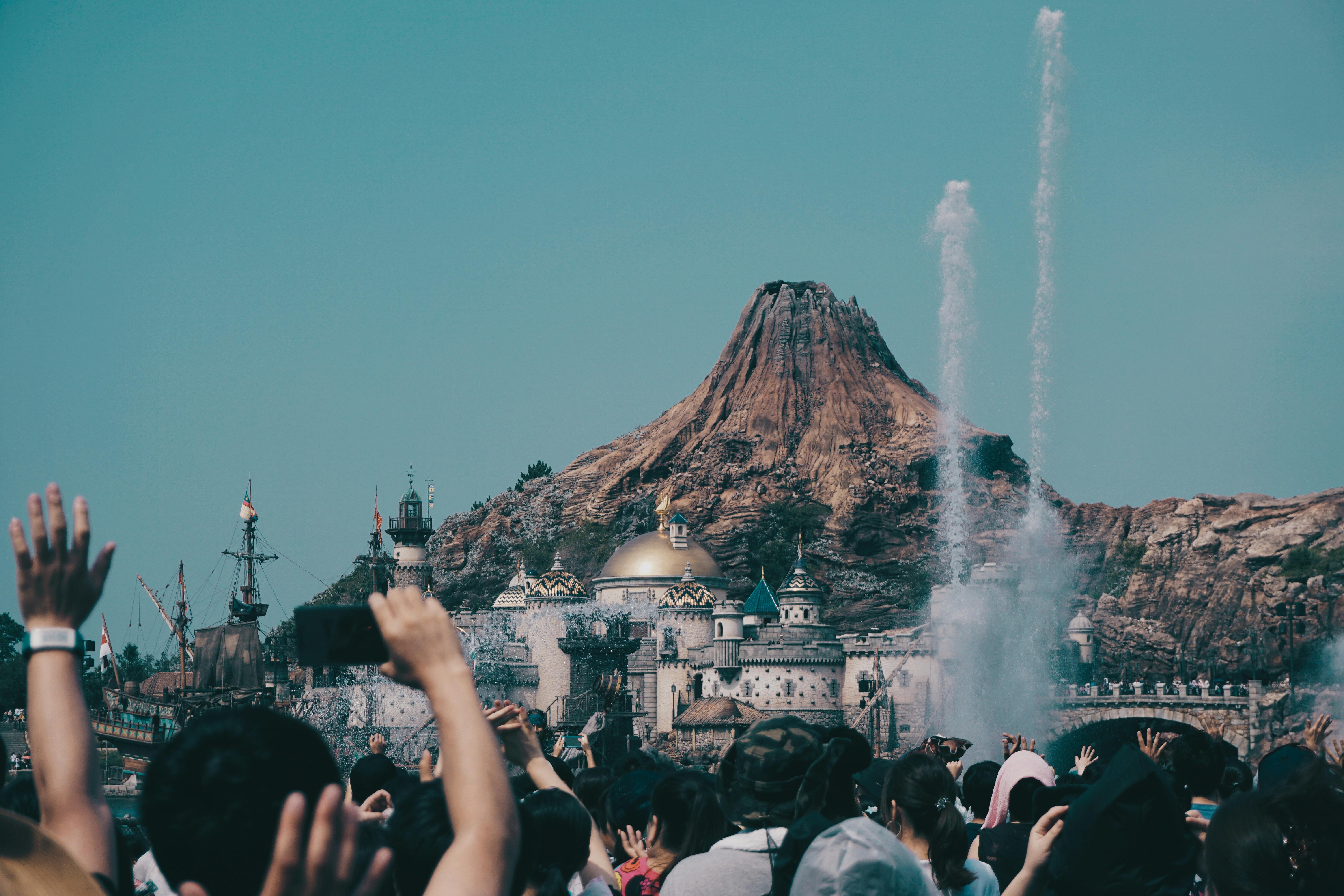 白天，火山和圆顶附近的主题公园充满活力