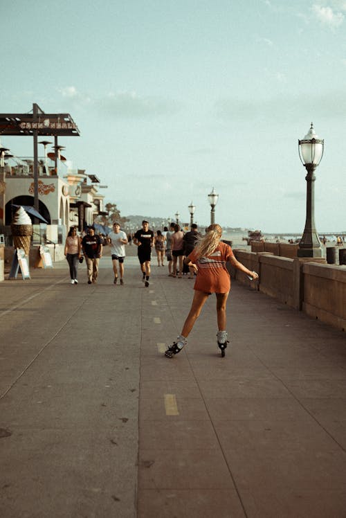 Безкоштовне стокове фото на тему «Вулиця, жінка, катання на ковзанах»