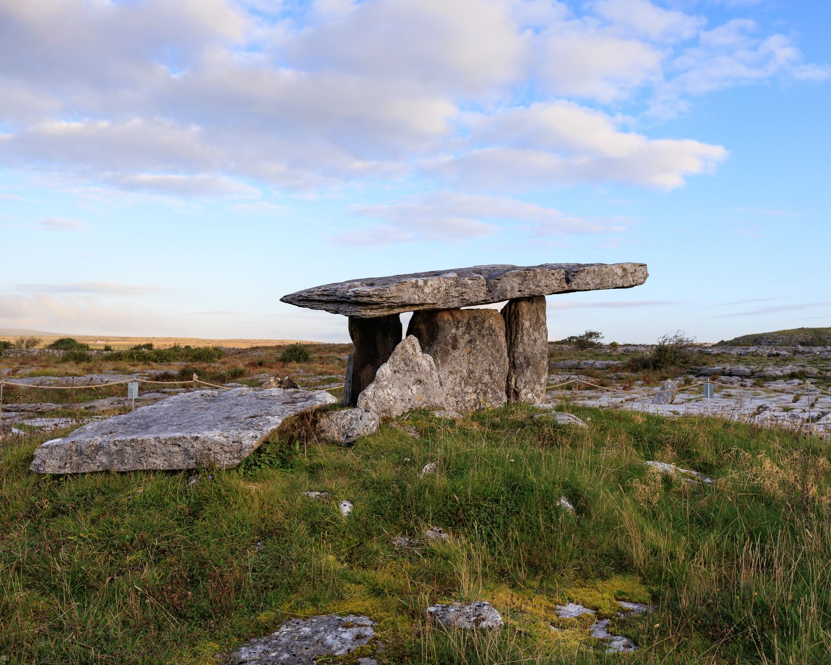 İrlanda'daki Newgrange Neolitik geçit mezarı