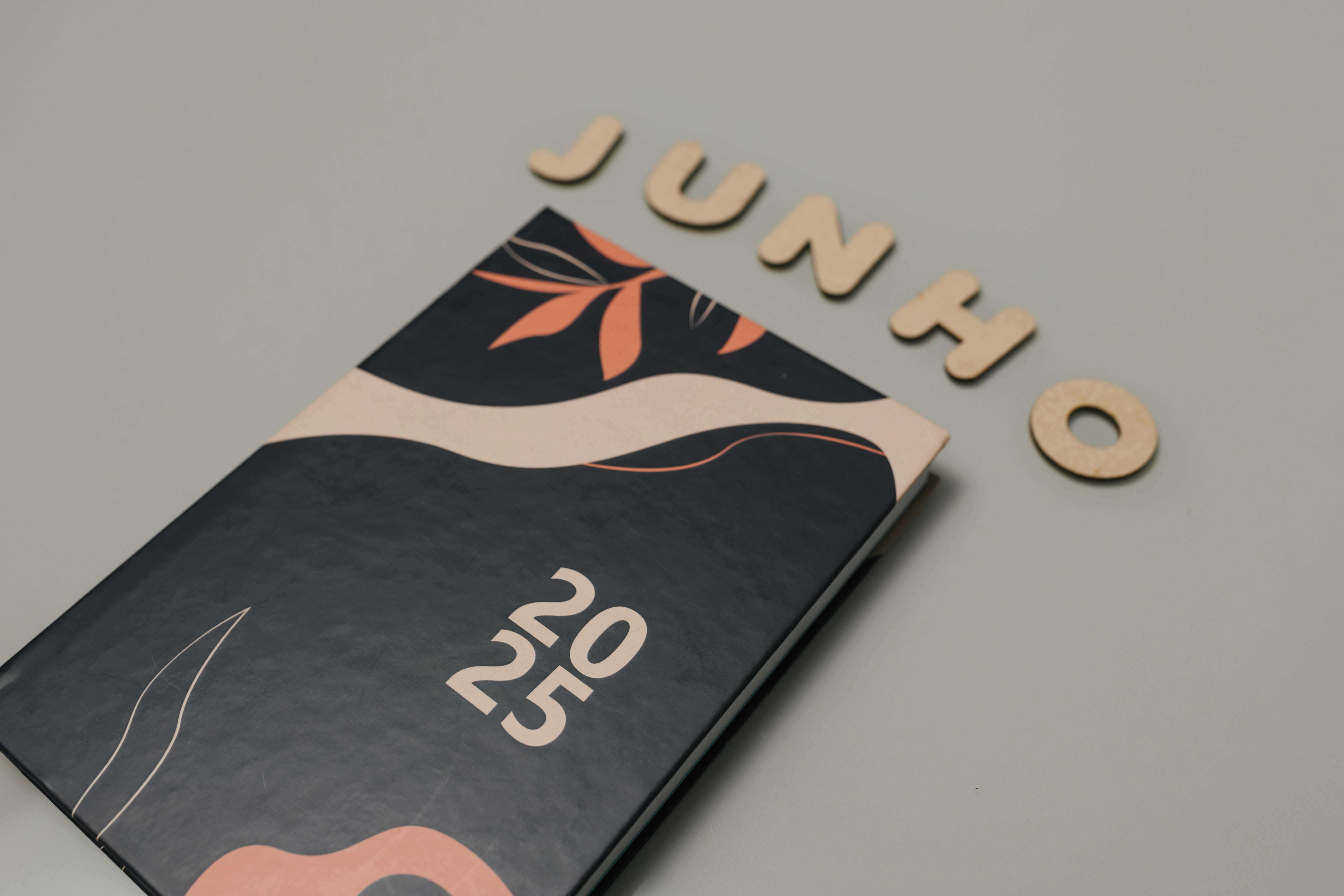 無料 モダンなデザインとカットアウト書体を使用したスタイリッシュな 2025 年プランナー 写真素材