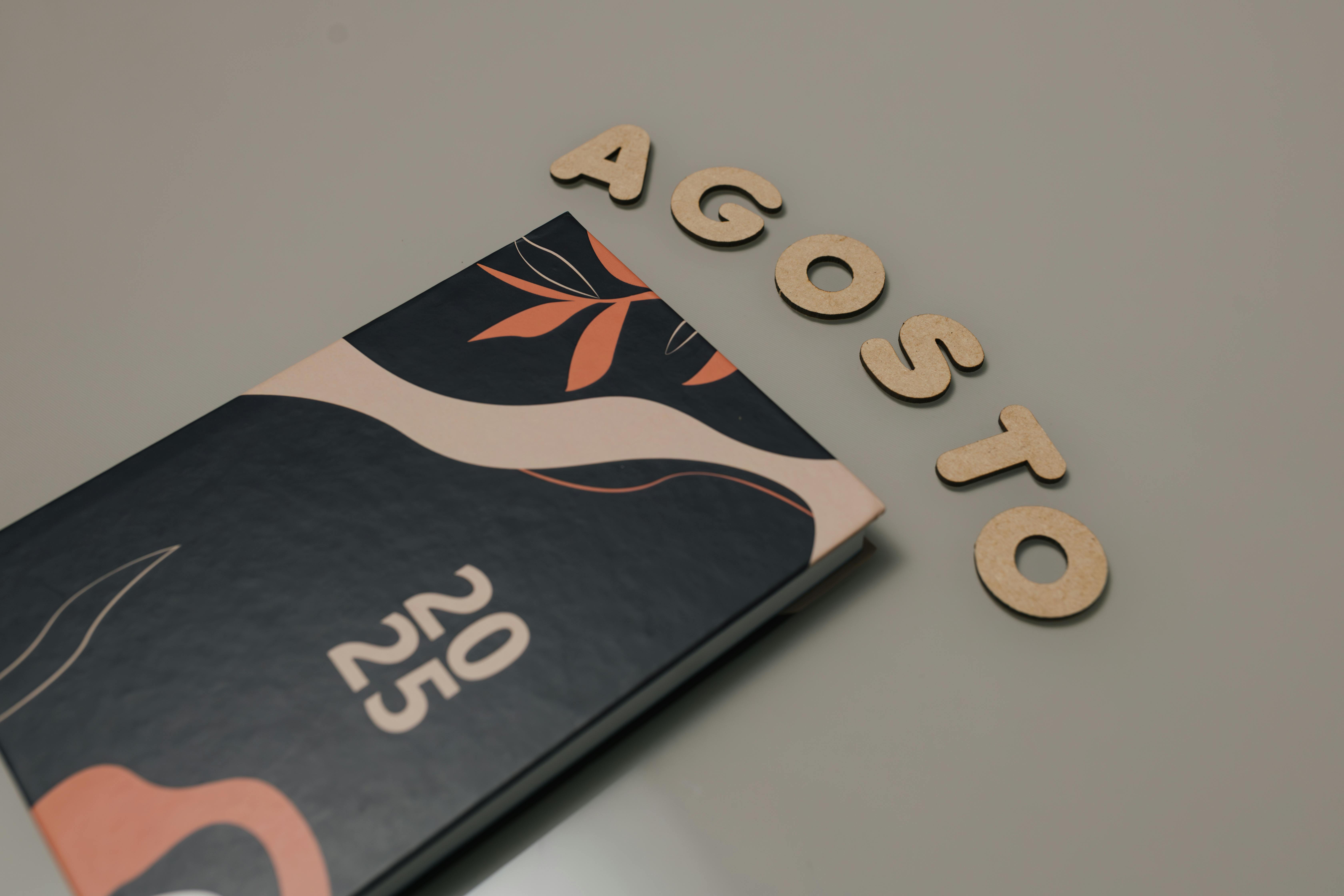 Gratis Un'elegante agenda 2025 con lettere in legno che compongono la scritta "Agosto". Perfetta per temi organizzativi. Foto a disposizione