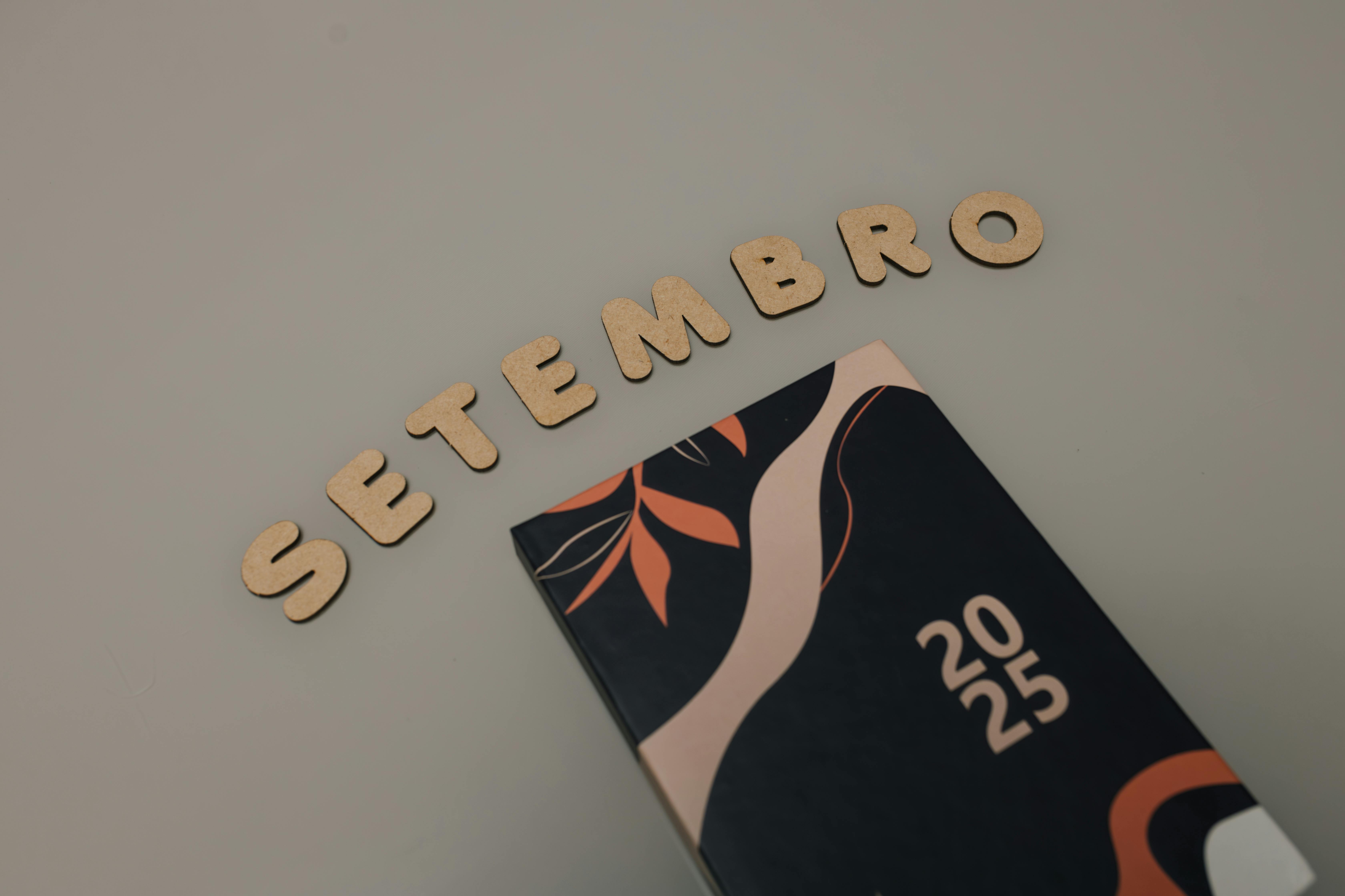 2025 planner with abstract design and setembro text