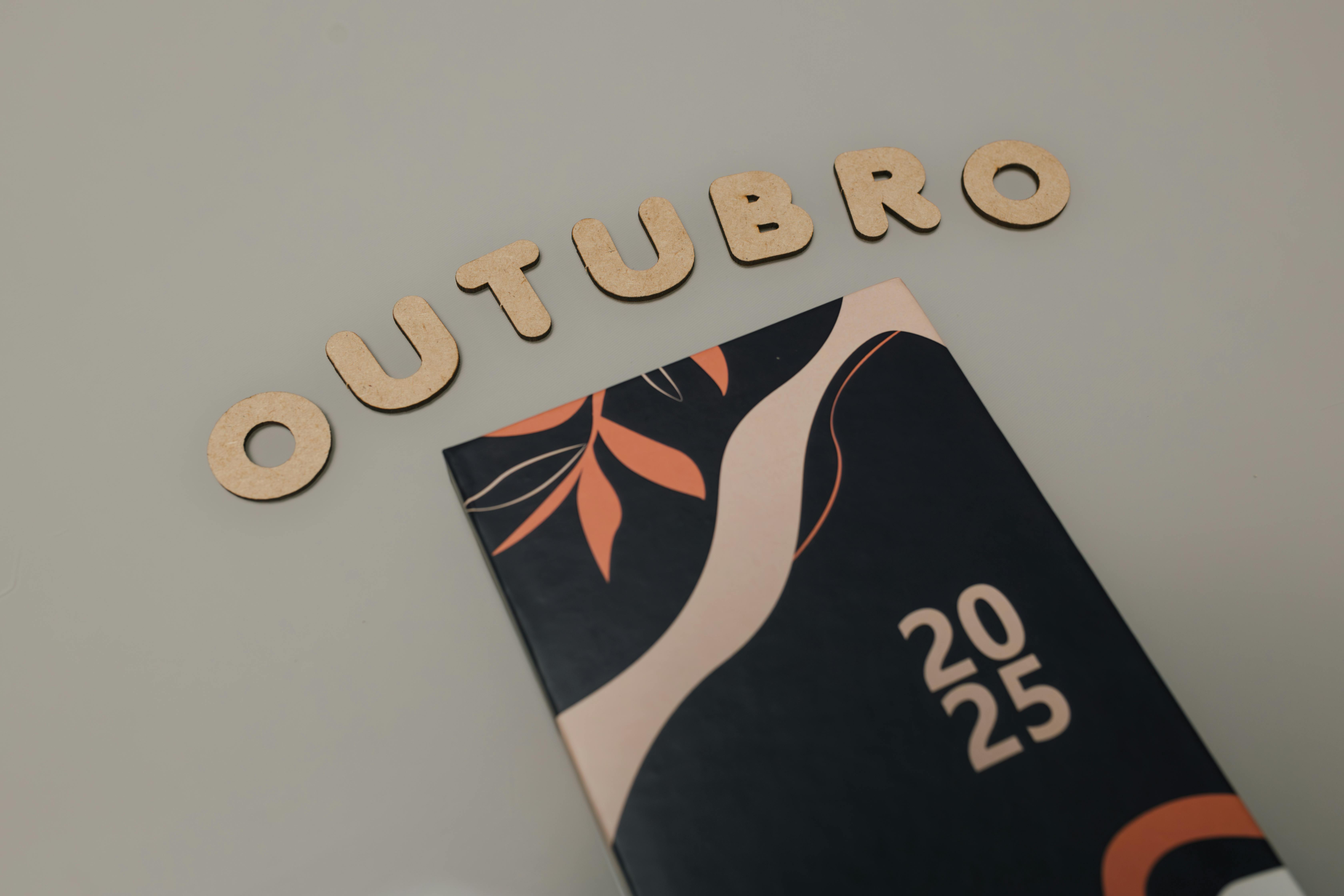 grátis Agenda estilosa para 2025 com tema de outubro e design elegante, perfeita para organização. Foto profissional