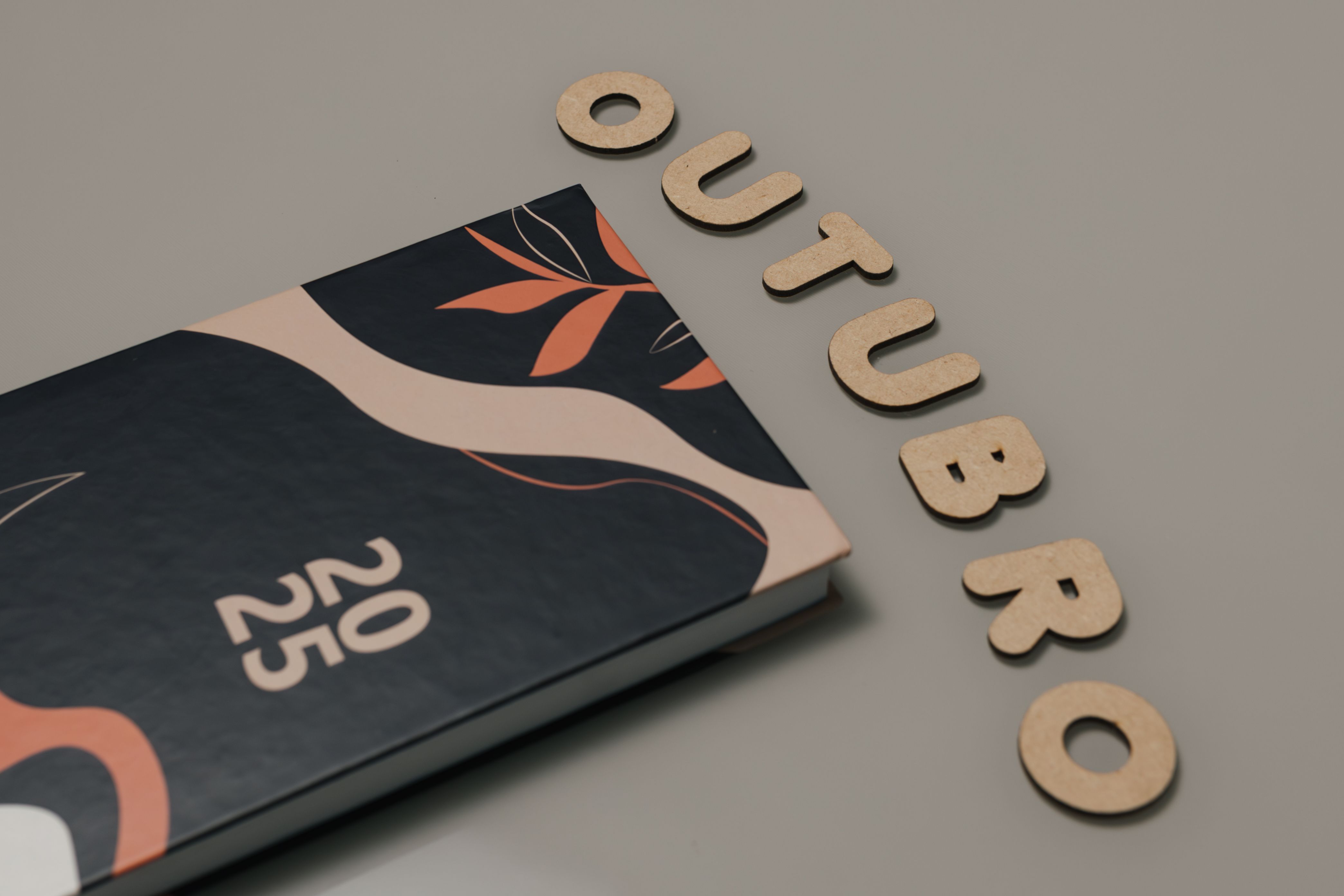 Flat Lay of 2025 Planner and 'OUTUBRO' Letters · Free Stock Photo