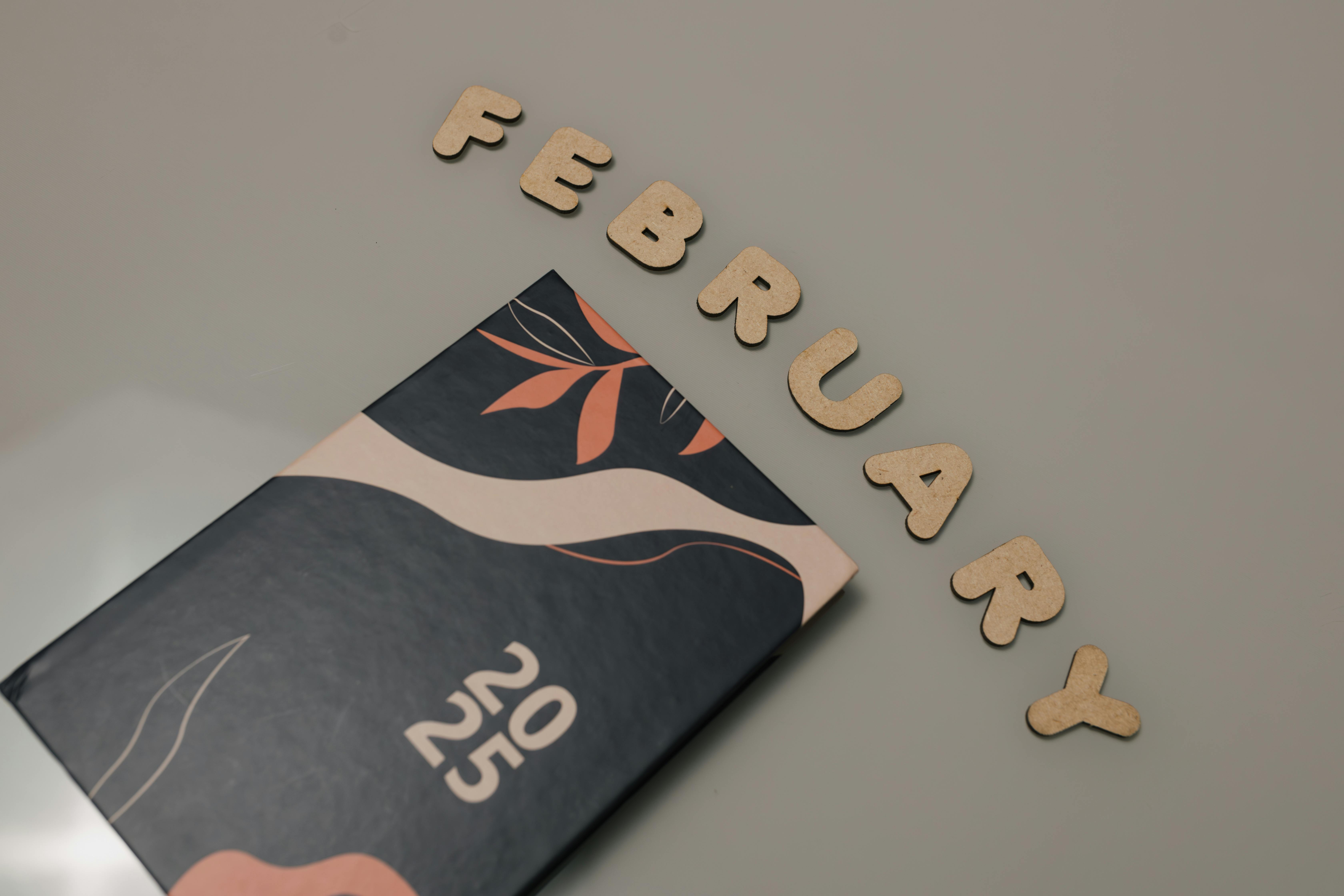 Kostnadsfria Snygg planerare med abstrakt design och februaritext på neutral bakgrund. Stock foto