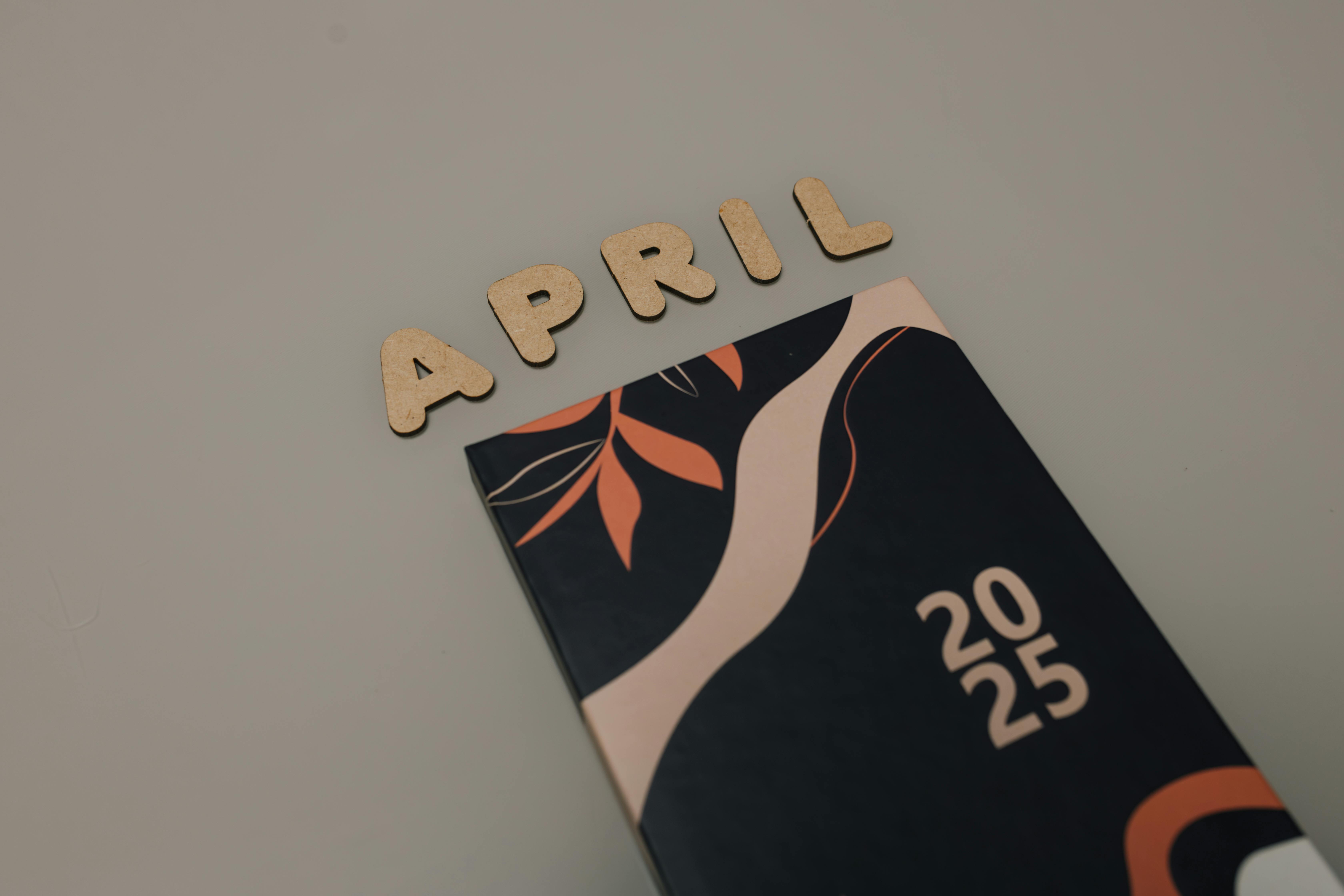 Gratis Planner calendario aprile 2025 con design elegante, in formato flat lay. Perfetto per organizzare la tua agenda. Foto a disposizione