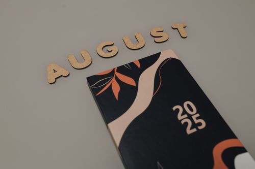 Free Flat lay of an August calendar with artistic design for 2025. Stock Photo