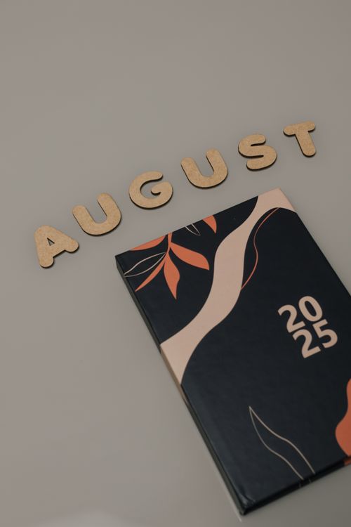 Free Artistic flat lay of an August 2025 planner with elegant design elements. Stock Photo