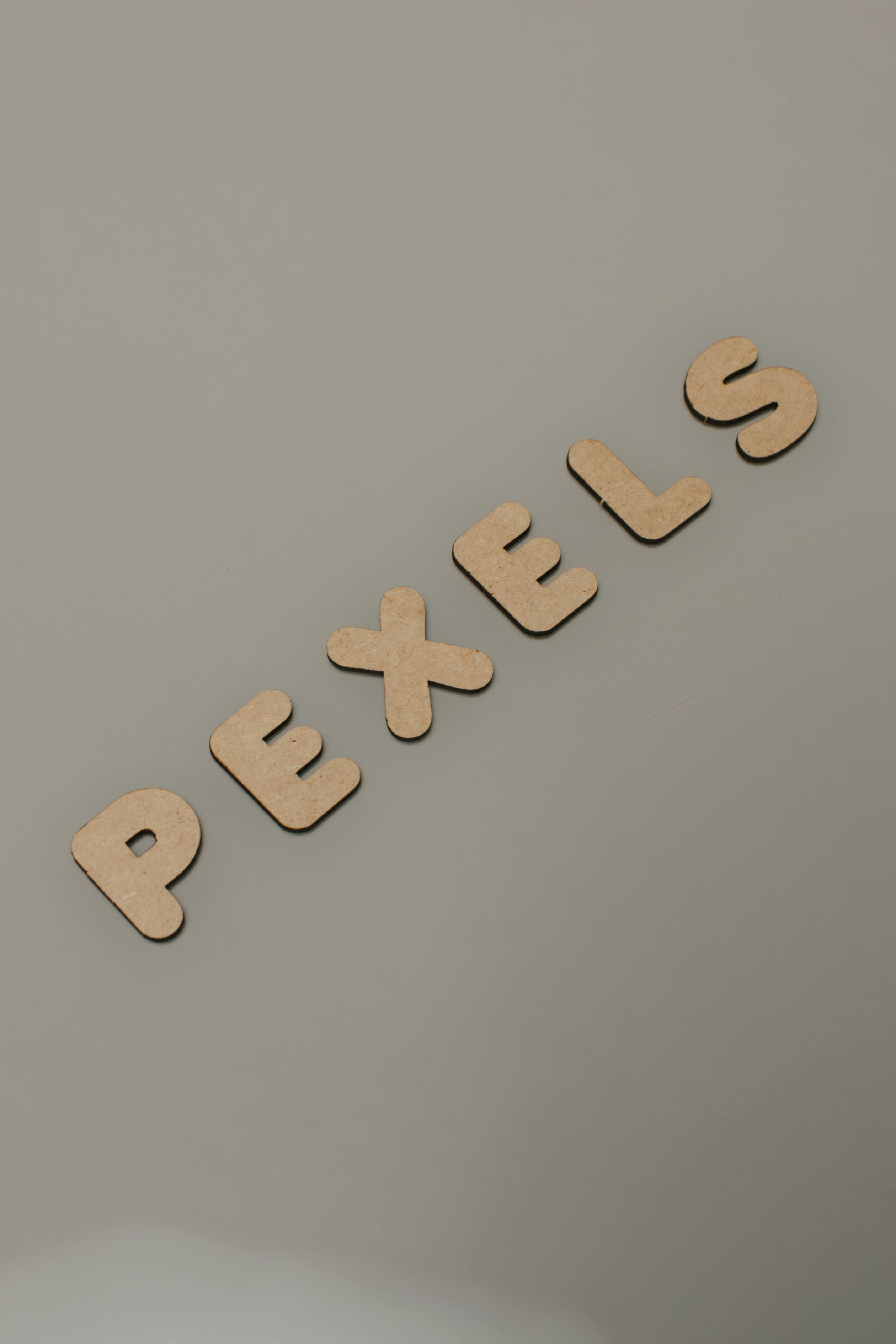 Miễn phí Chữ cái bằng gỗ đánh vần "Pexels" trên nền xám tối giản dùng cho mục đích thiết kế sáng tạo. Ảnh lưu trữ