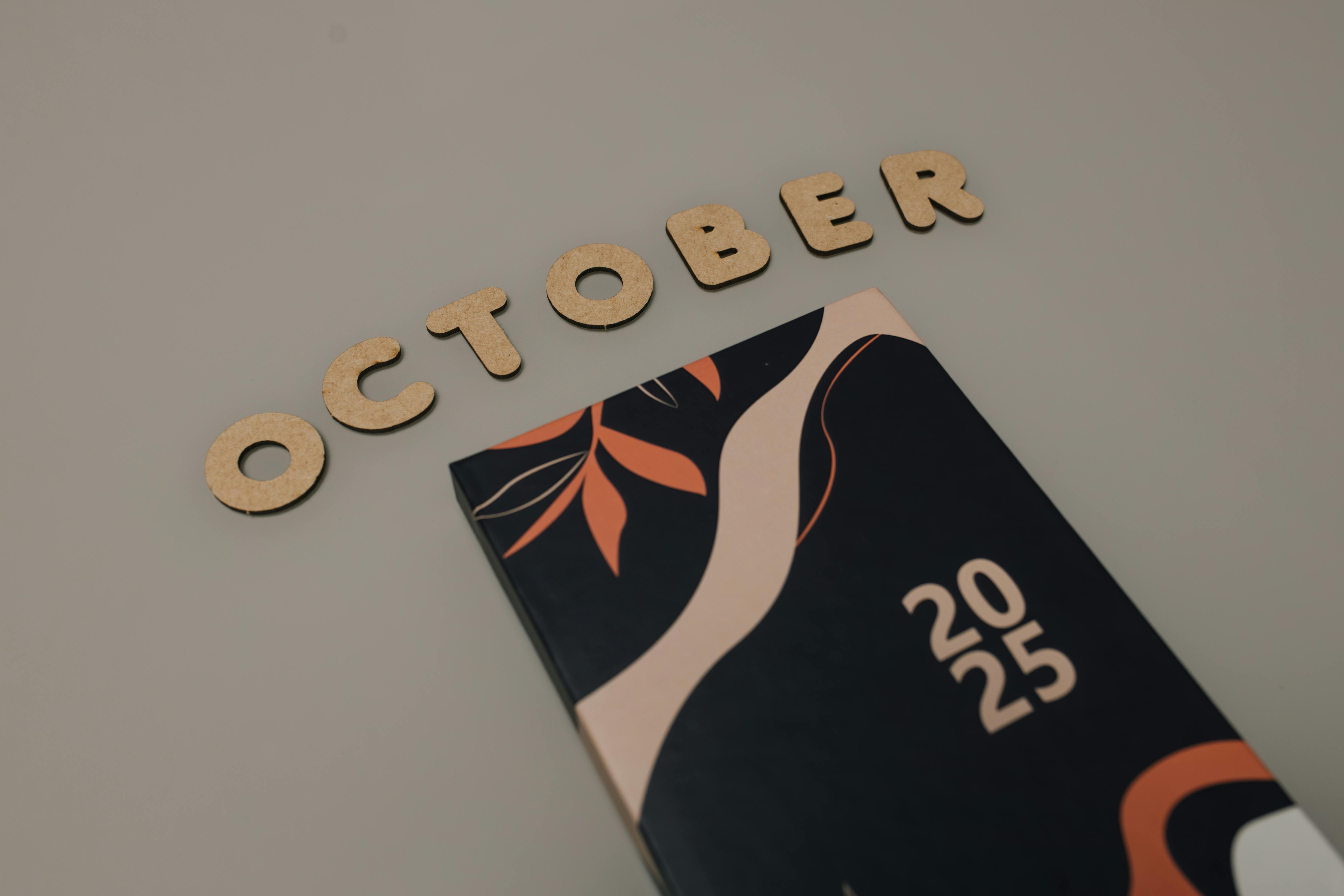 Gratuit Calendar stilizat 2025 cu octombrie scris cu litere de lemn, perfect pentru planificare și organizare. Fotografie de stoc