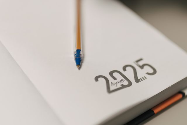 Agenda posé sur un bureau avec un crayon pour organiser les rendez-vous d'un dirigeant