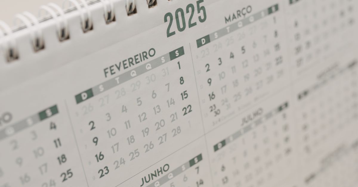Calendário de mesa destacando as datas de pagamento do Bolsa Família