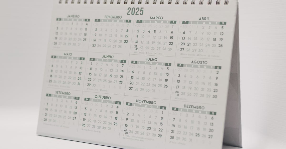 Minimalist desk calendar for year 2025 with months displayed in Portuguese.