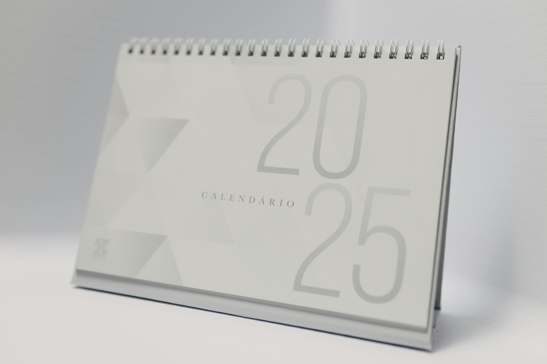 Minimalist 2025 desk calendar with a modern design, perfect for planning and organizing your year.