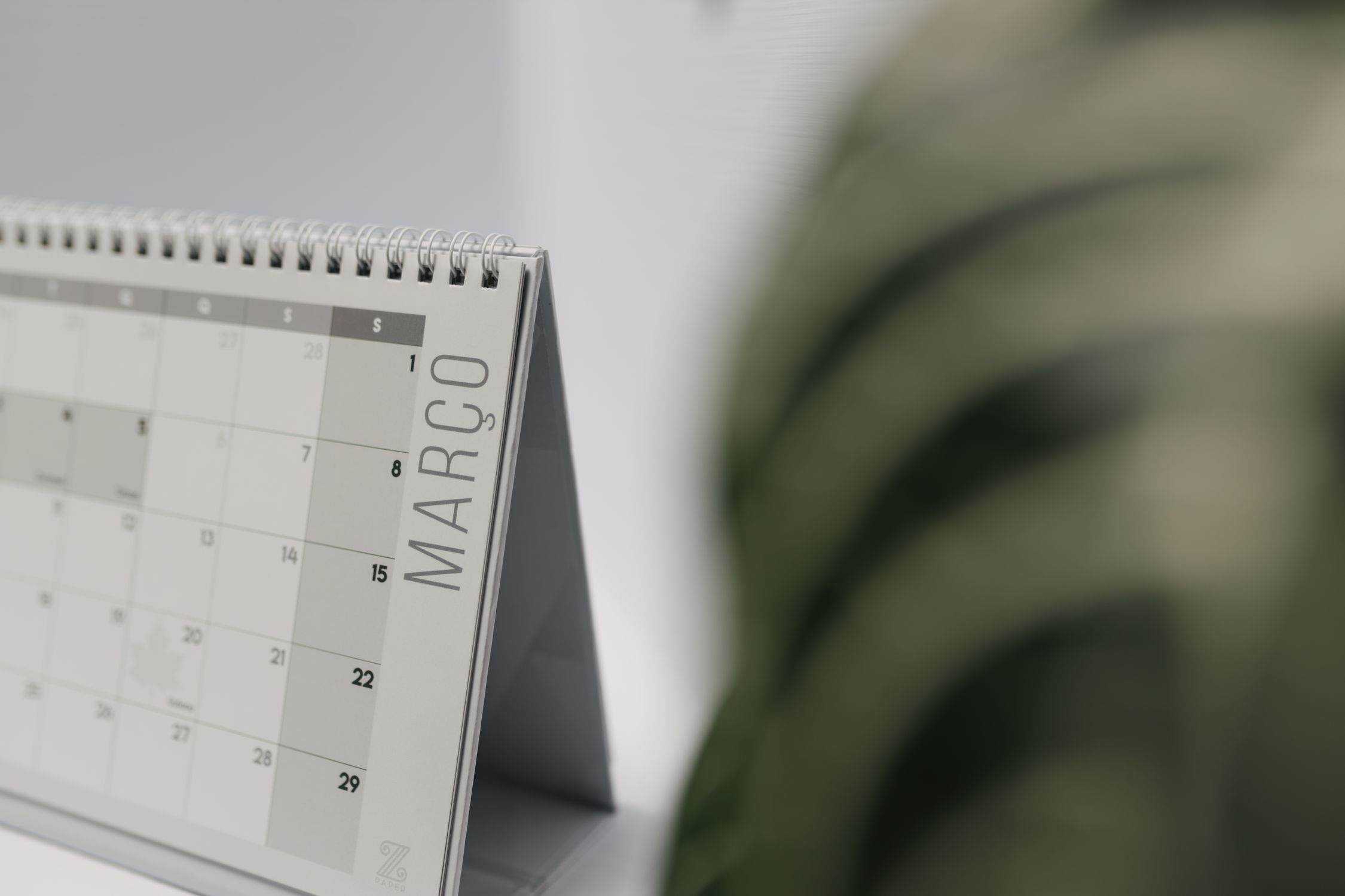 Agenda minimalista e acessórios de mesa organizados para maior clareza mental e produtividade