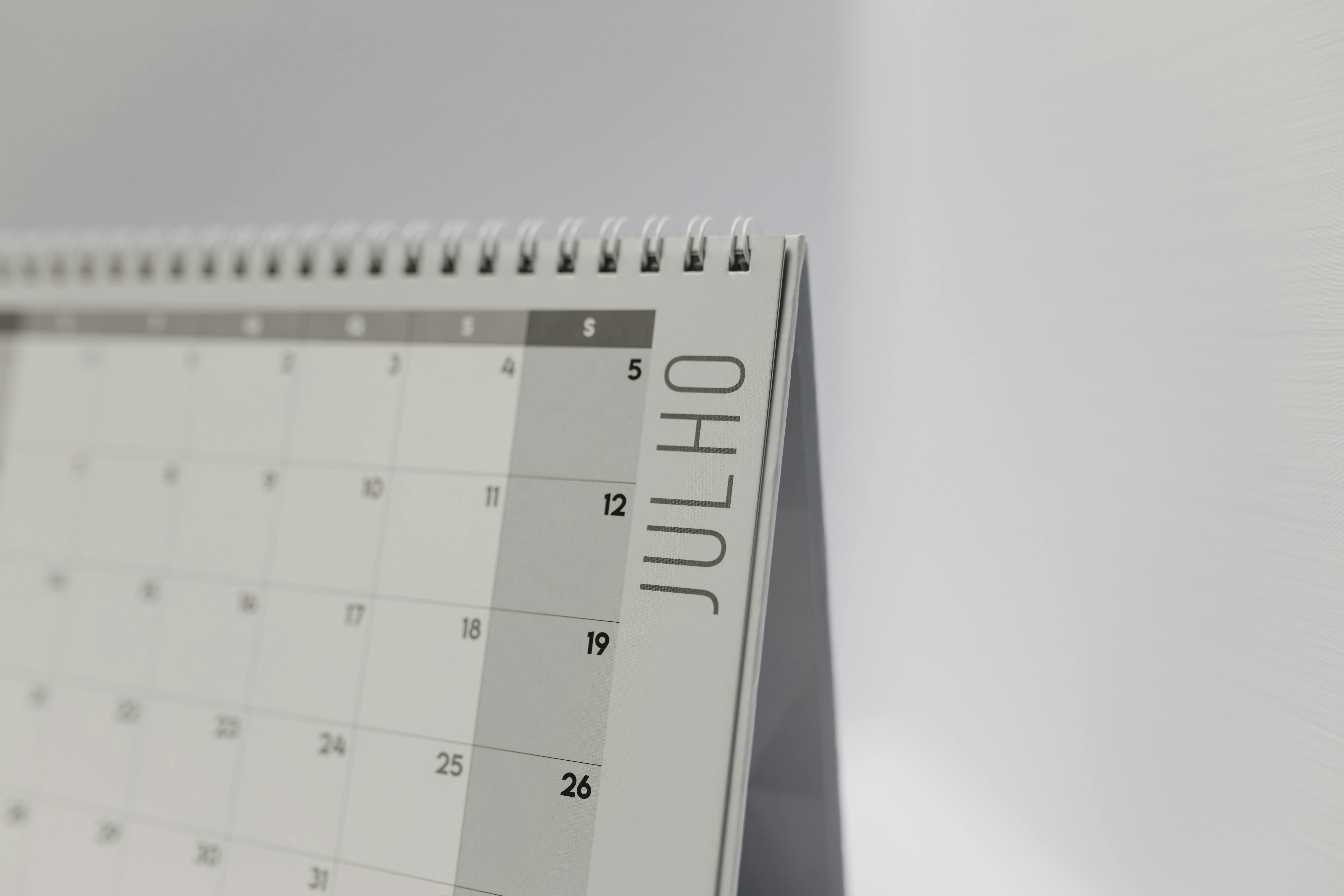 Gratis Calendario da tavolo minimalista che mostra il mese di luglio, con particolare attenzione ai giorni feriali. Foto a disposizione