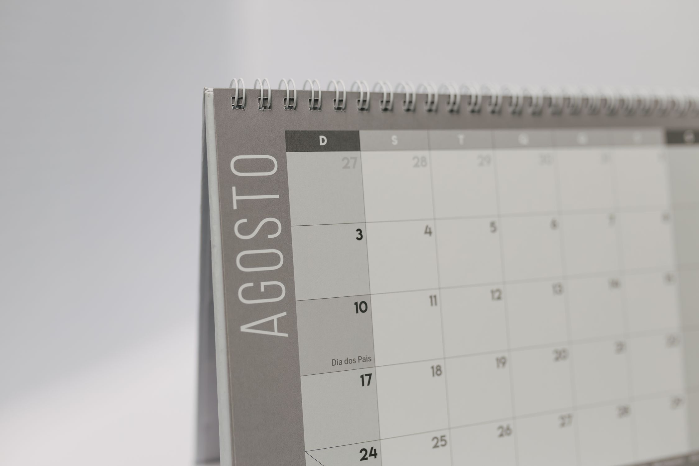 Calendário de mesa com design limpo representando a organização intencional do tempo