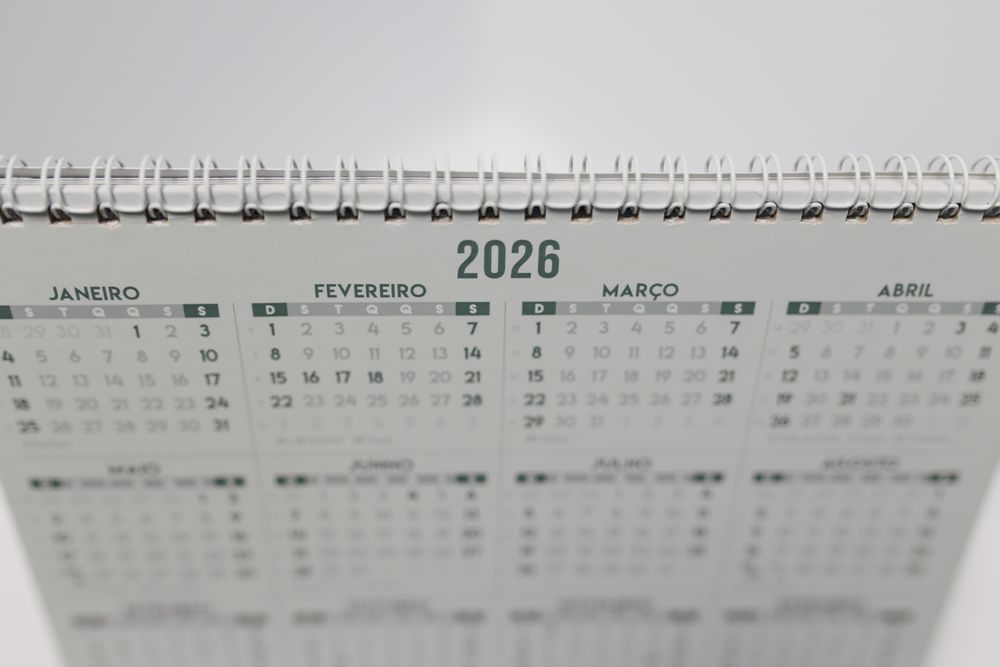 Calendrier de bureau 2026 a spirale ouvert symbolisant la mise a jour annuelle du Document Unique