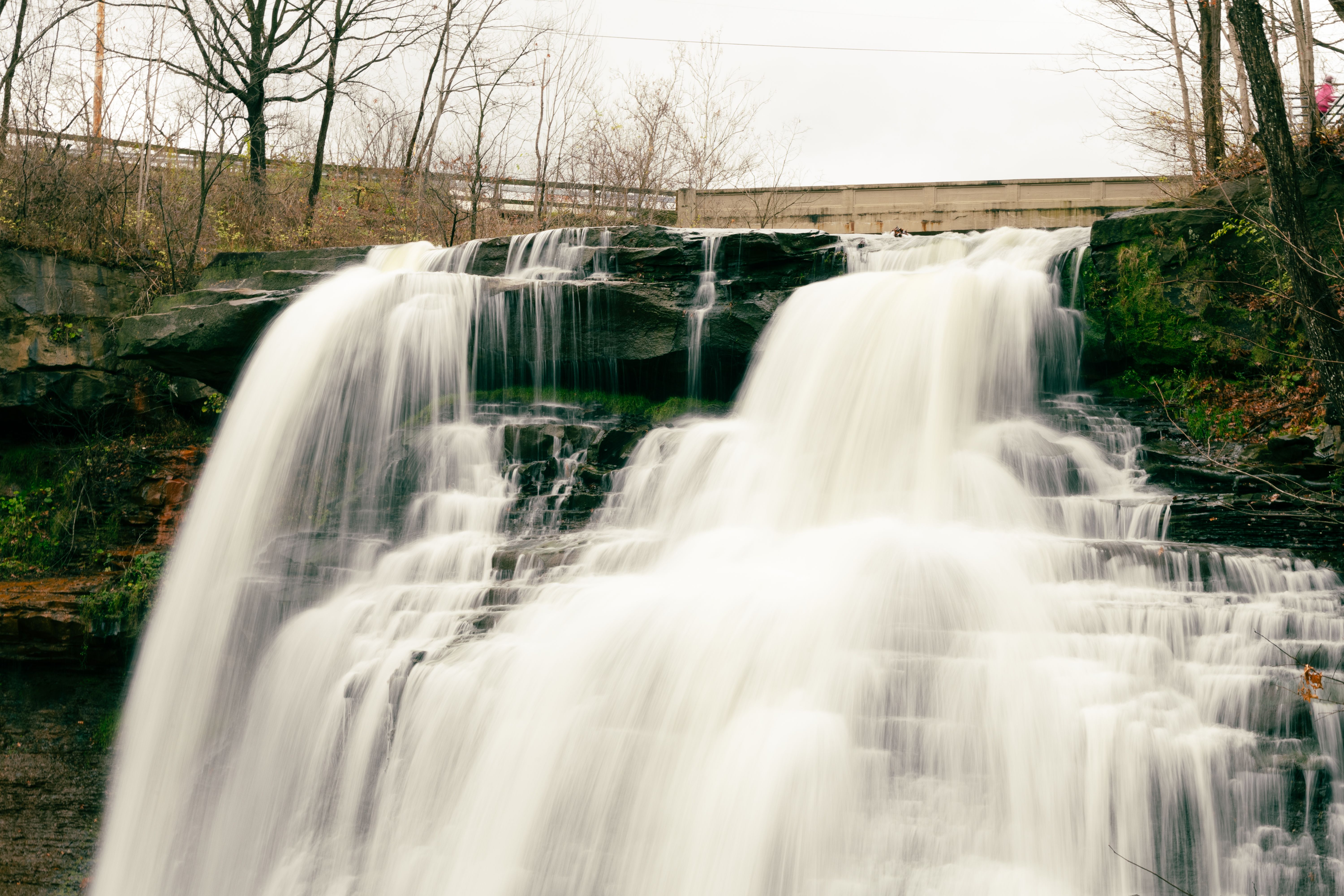 Cascade Majestueuse Dans Un Cadre Naturel Paisible · Photo gratuite
