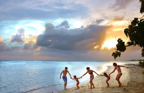 aile, deniz kıyısı, gökyüzü içeren Ücretsiz stok fotoğraf