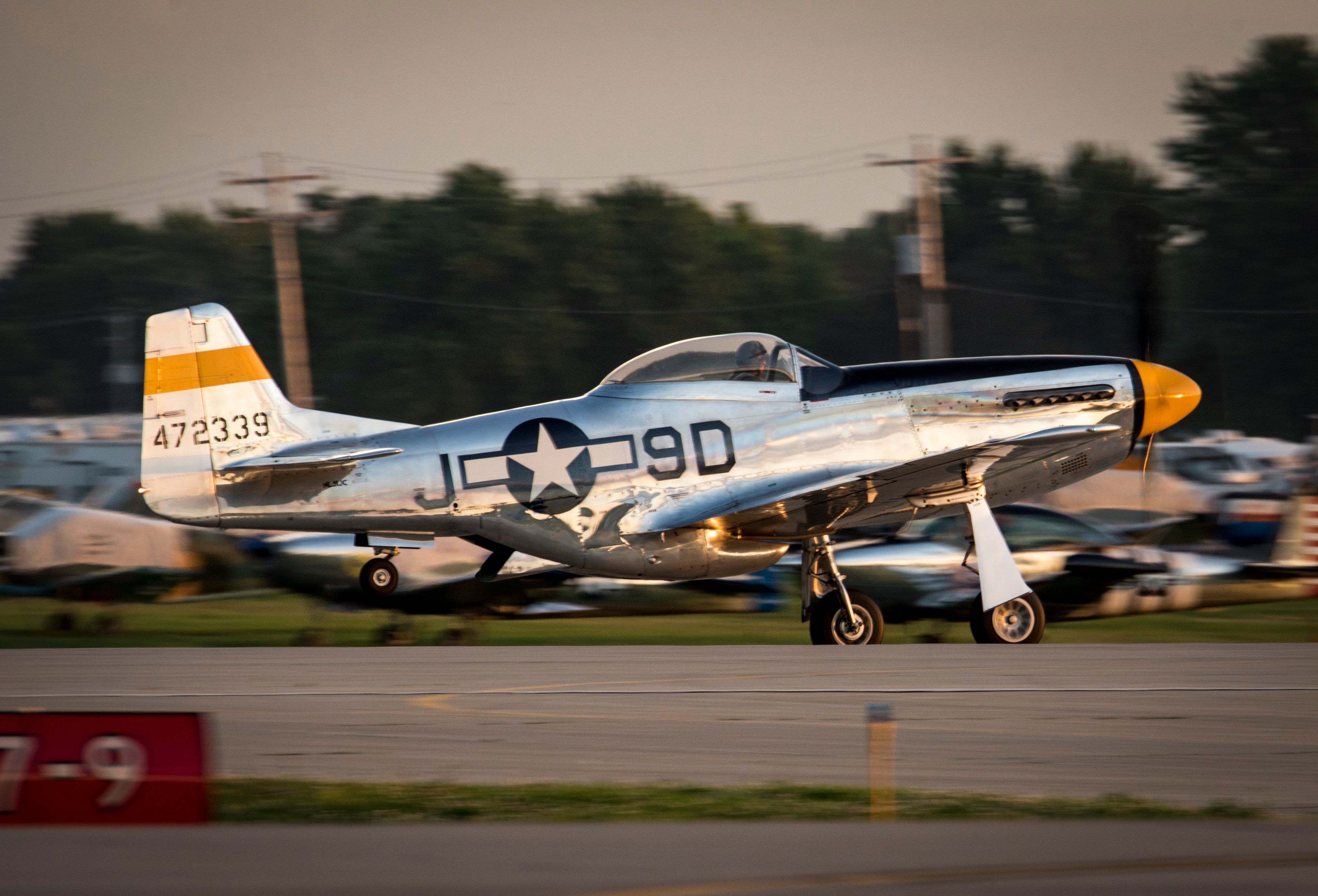 Avião De Caça P 51 Mustang Antigo Na Pista · Foto profissional gratuita