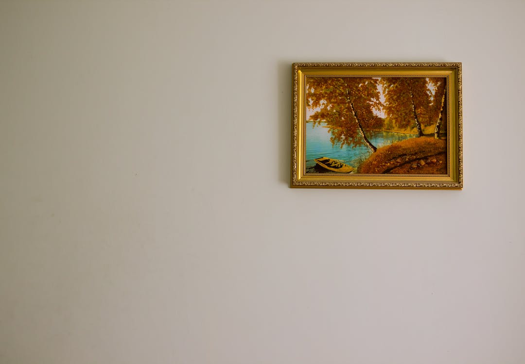 Una Sola Pintura Enmarcada En Oro En La Pared