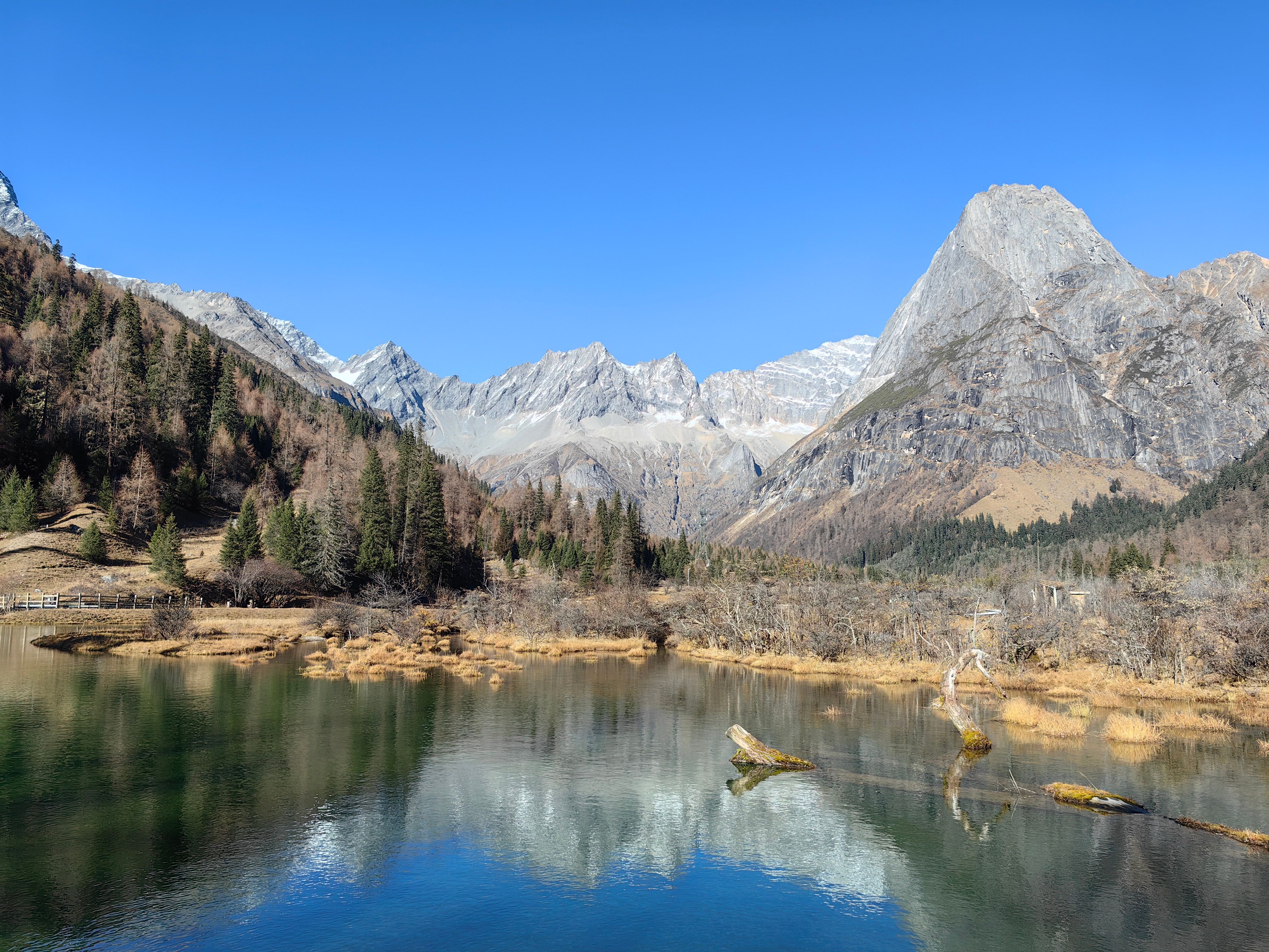 Serene Mountain Lake with Majestic Peaks · Free Stock Photo