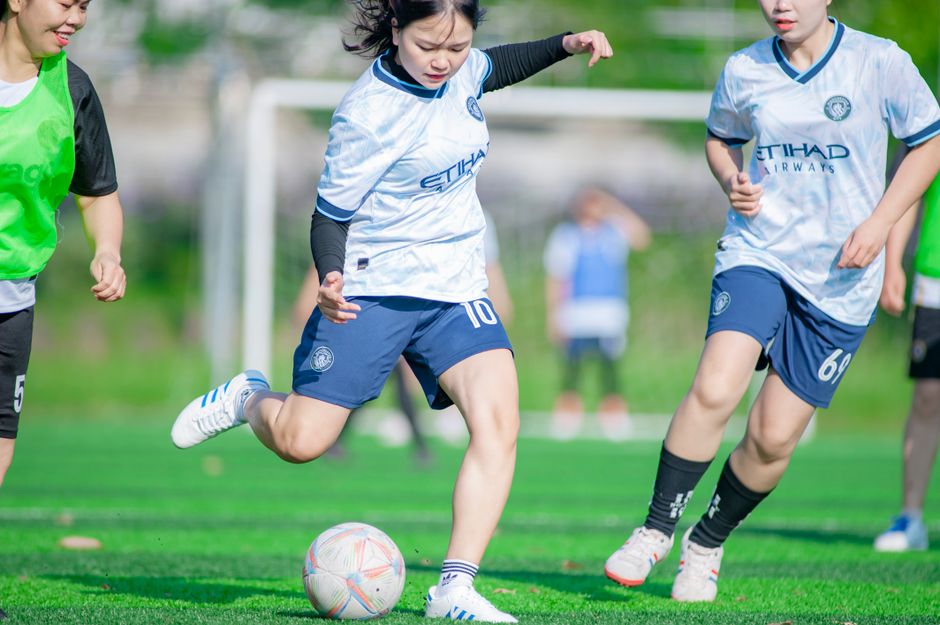 ハノイでの試合中に活躍する女子サッカー選手たちが、運動能力とチームワークを披露している。