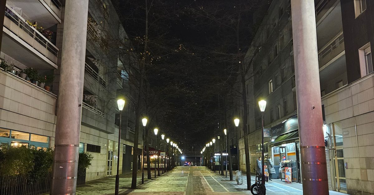 Urban/street Runder Nighttime Urban Street Under Architectural Archway · Free Stock Photo