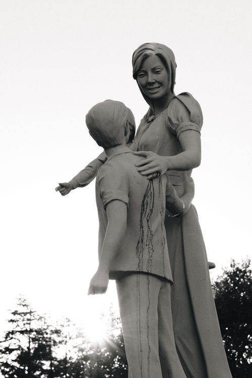 Free A captivating outdoor statue of a mother and child in Eskişehir, Türkiye, lit by the sun. Stock Photo