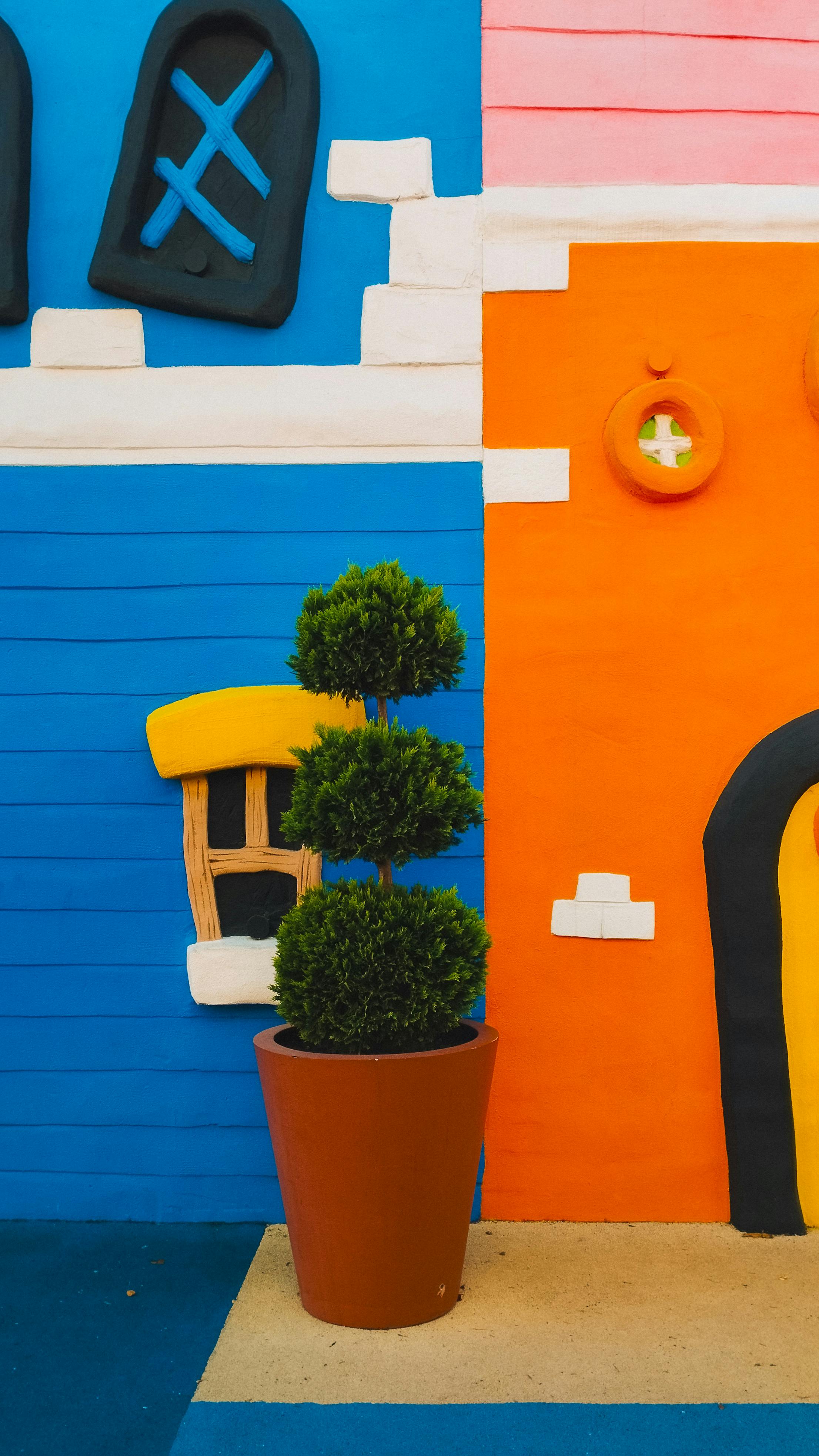 Pared con pintura decorativa y colores llamativos