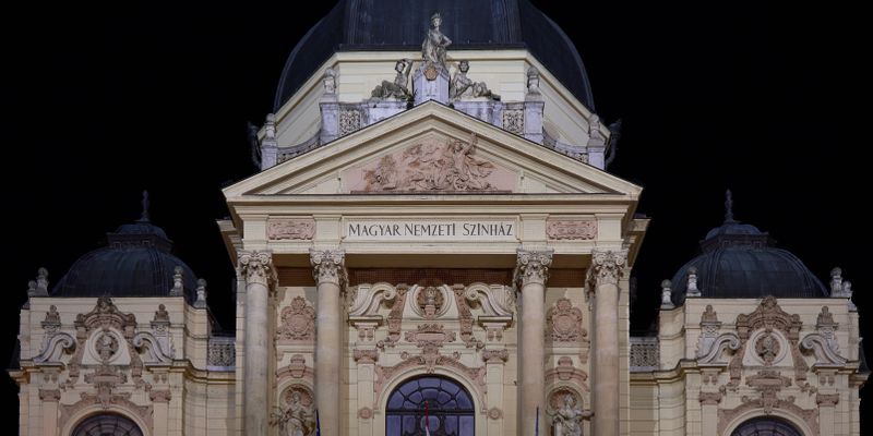 El Teatro Nacional de Pécs iluminado de noche
