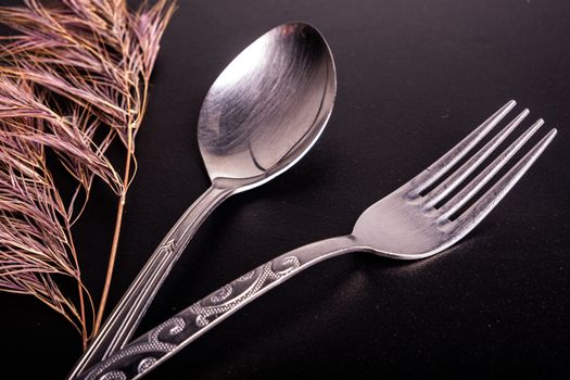 Dapur komersial dengan meja kerja stainless steel yang rapi