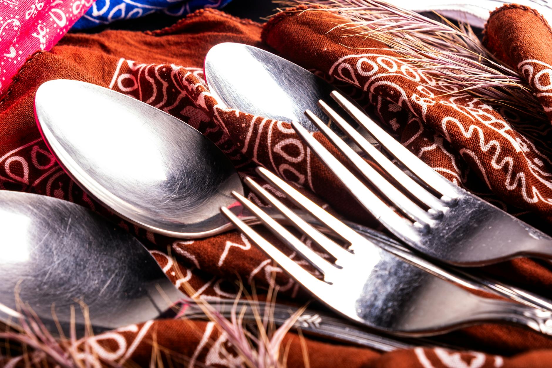 https://www.pexels.com/photo/colorful-close-up-of-silverware-on-fabric-29517875/