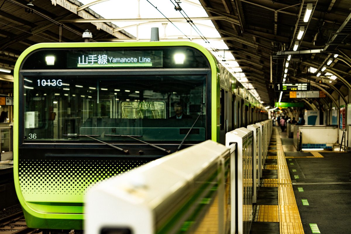 東京駅のホームに入線する電車の様子