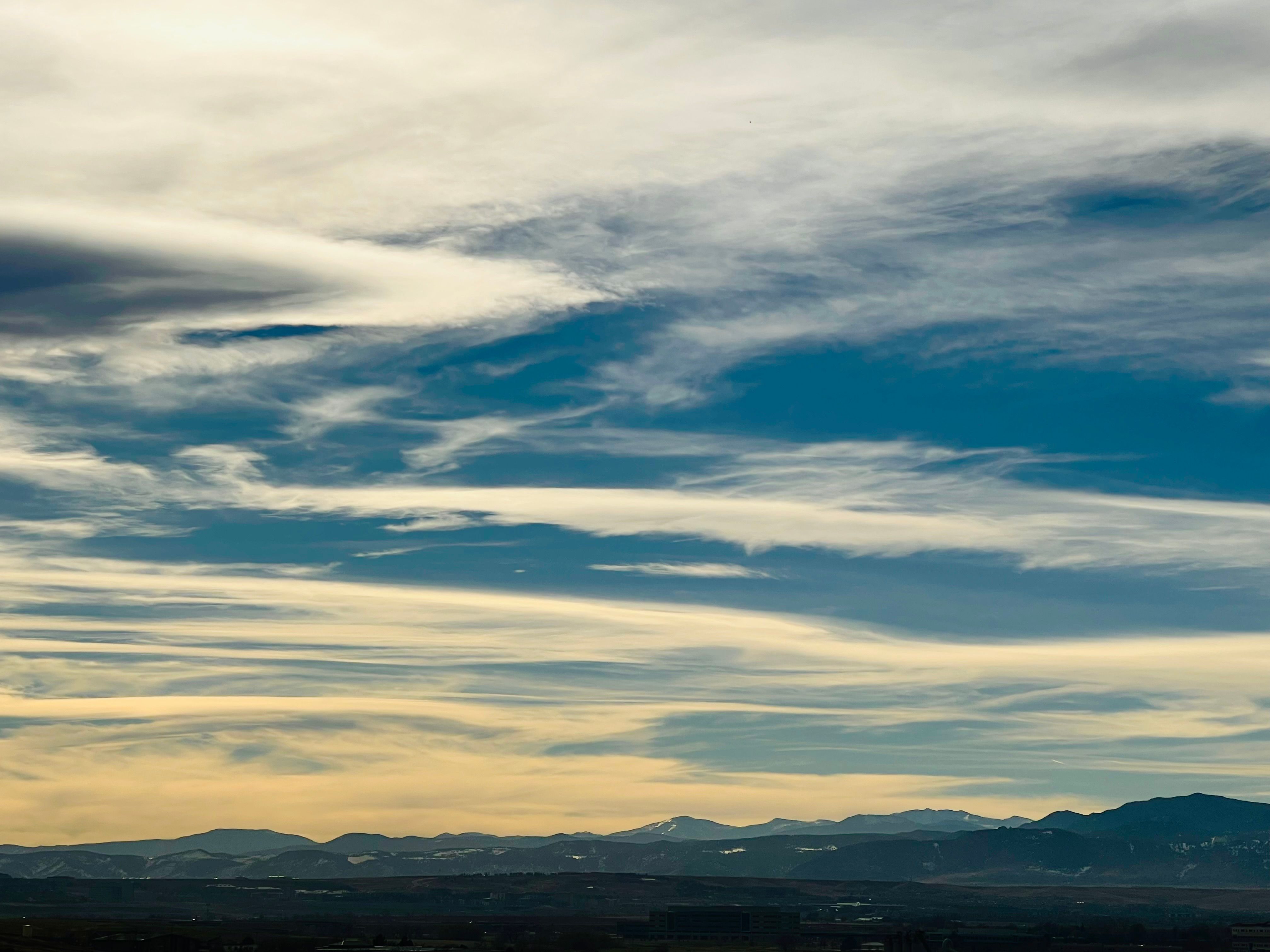 Captivating sky over Colorado mountains during sunset, showcasing vibrant colors and tranquil atmosphere.