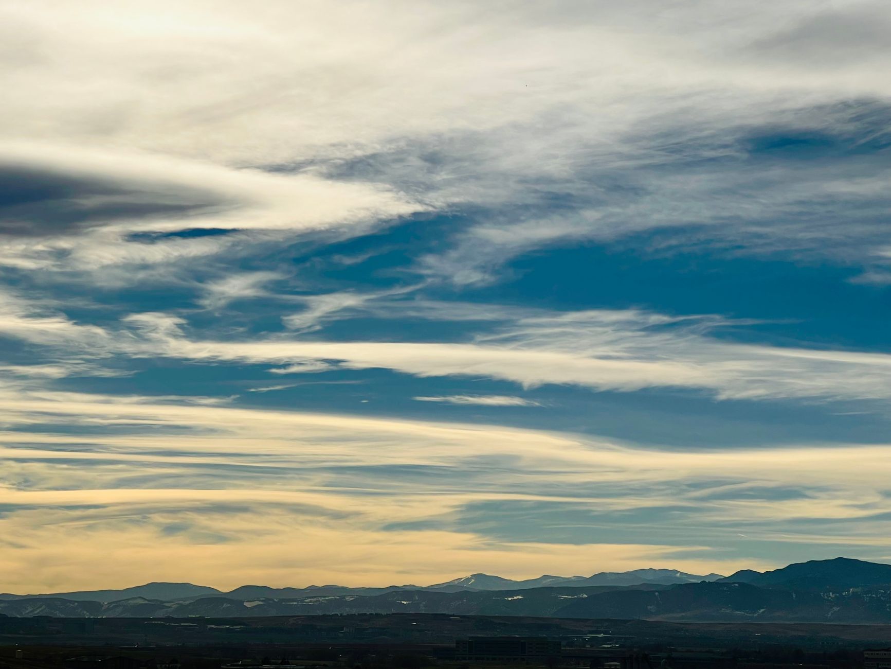 Captivating sky over Colorado mountains during sunset, showcasing vibrant colors and tranquil atmosphere.
