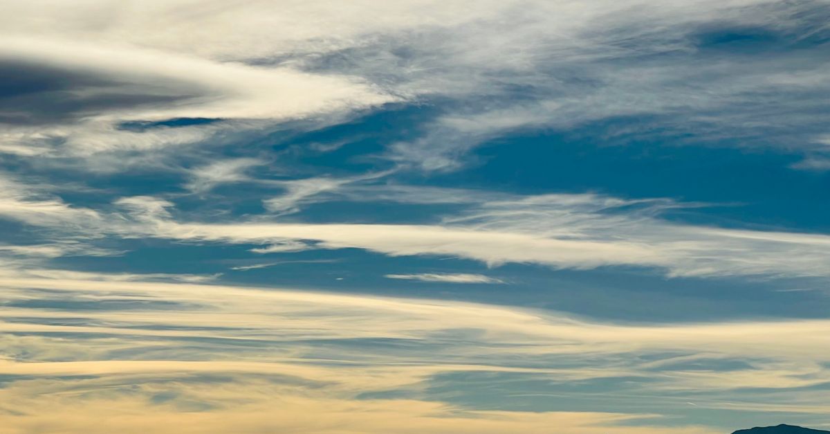 Captivating sky over Colorado mountains during sunset, showcasing vibrant colors and tranquil atmosphere.