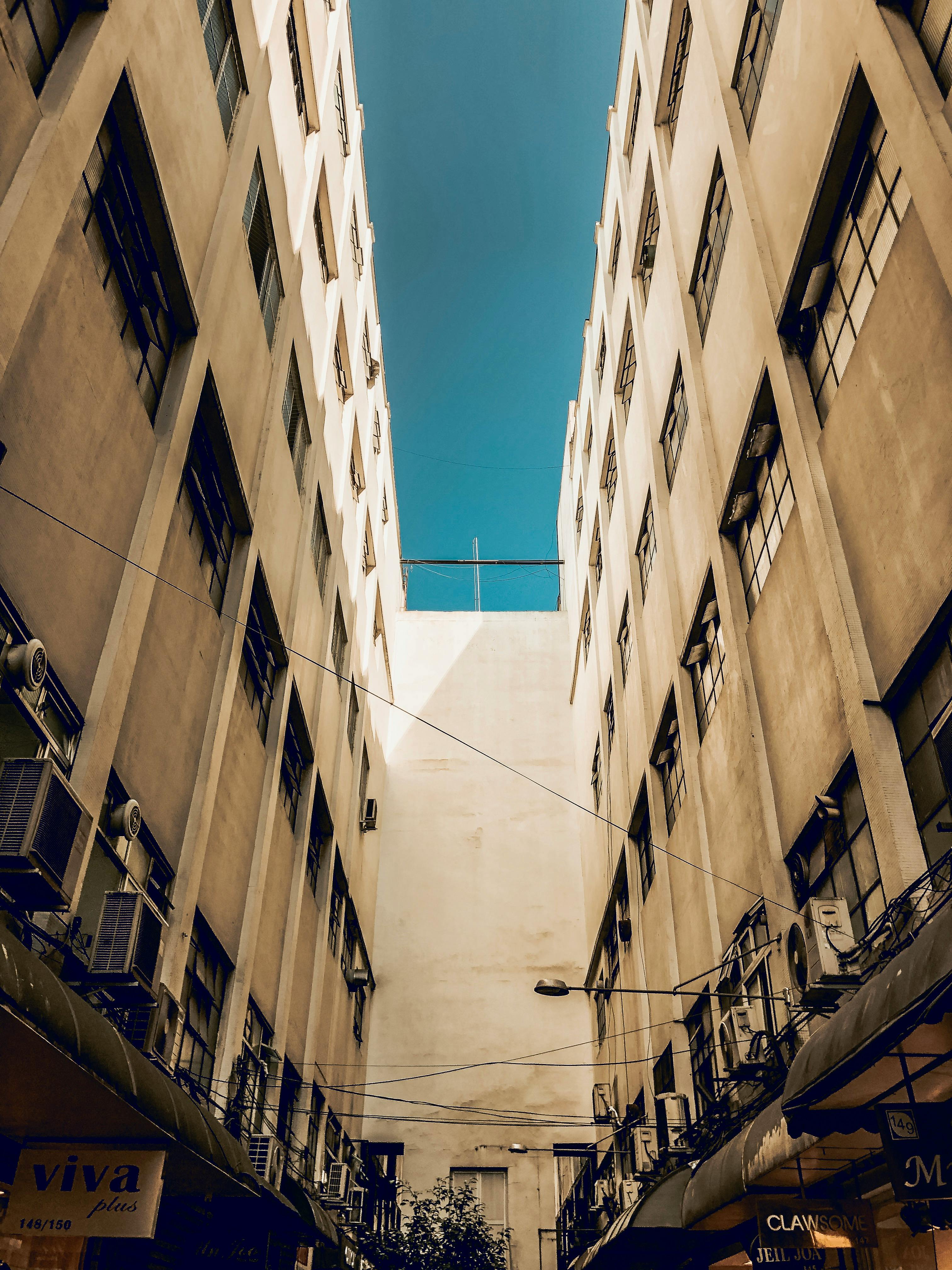 从低角度拍摄的巴西博姆雷蒂罗城市建筑，展现了高大建筑的立面