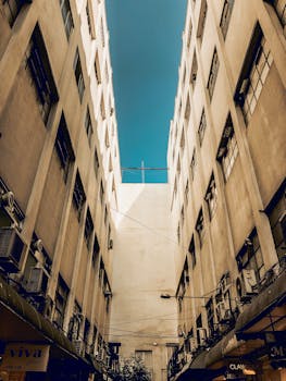 从低角度拍摄的巴西博姆雷蒂罗城市建筑，展现了高大建筑的立面