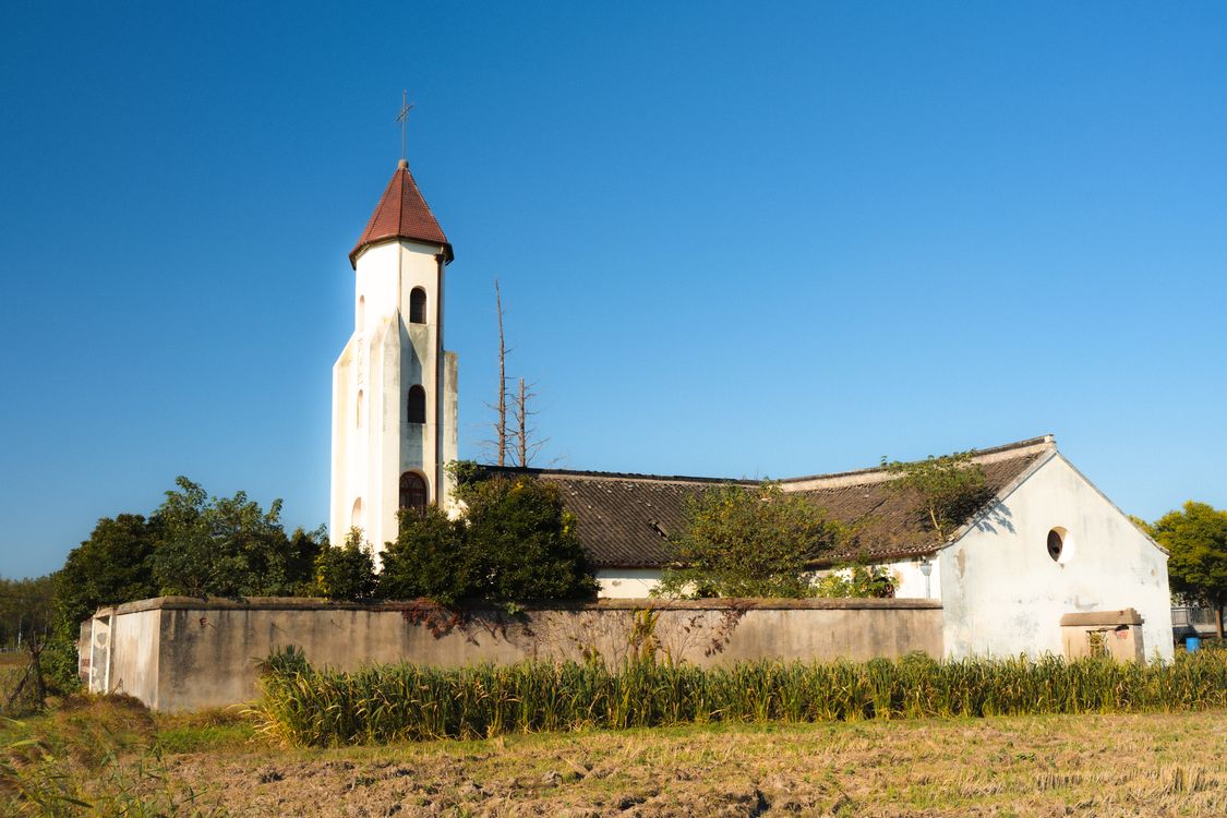Church In Rural Area Historic Church in Rural Setting with Clear Sky · Free Stock Photo