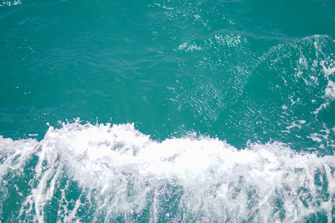 refreshing turquoise ocean waves and white foam captured in daylight
