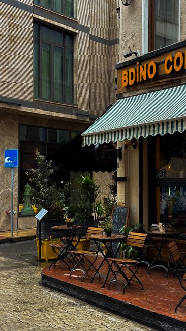 9. Bangku atau Kursi Kecil: Tempat Duduk dan Estetika 9. Bangku atau Kursi Kecil: Tempat Duduk dan Estetika