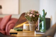 在现代舒适的室内环境中，木桌上摆放着优雅的花卉