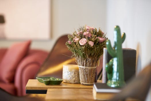 在现代舒适的室内环境中，木桌上摆放着优雅的花卉