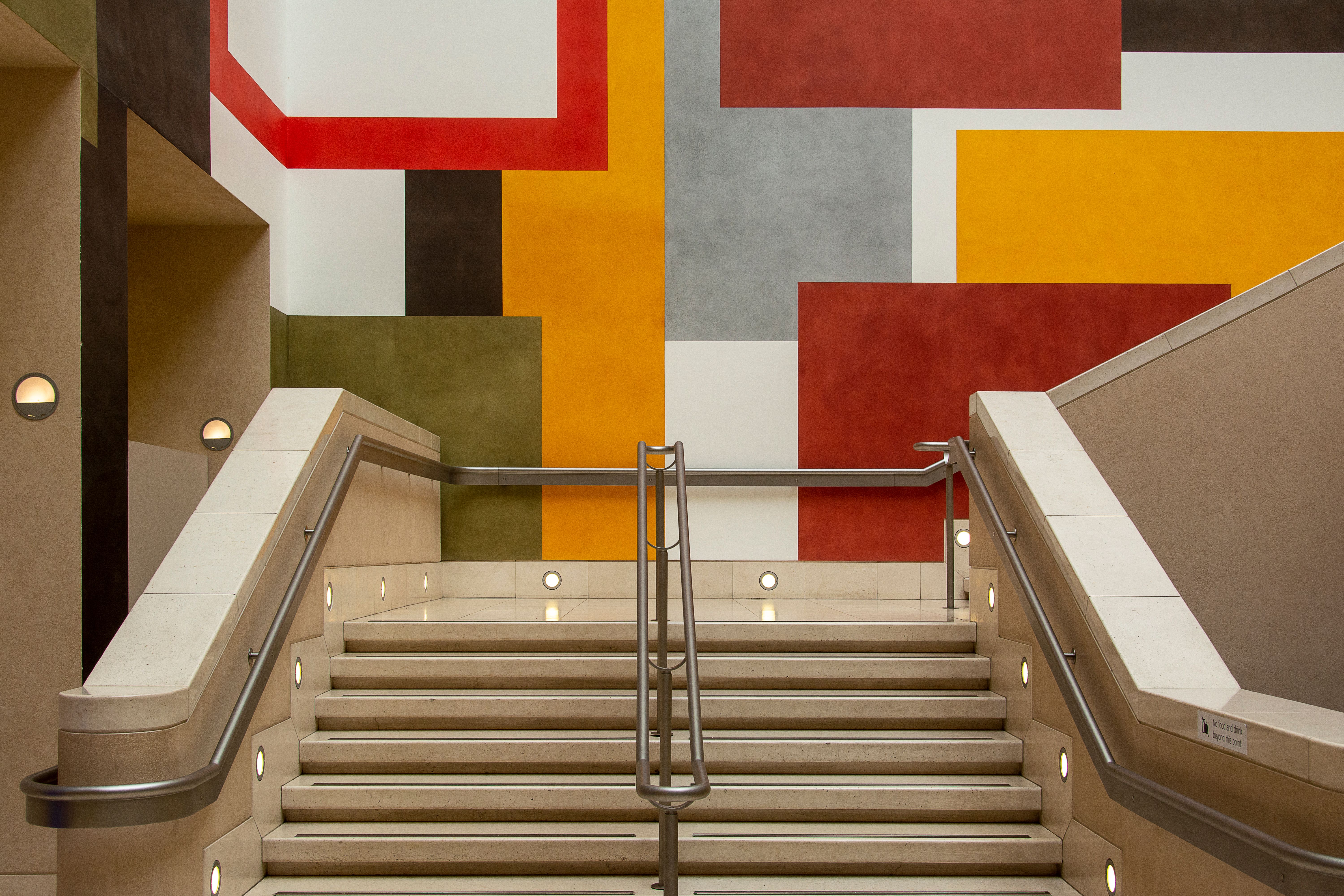 Scala Moderna Con Arte Murale Geometrica Colorata · Immagine gratuita