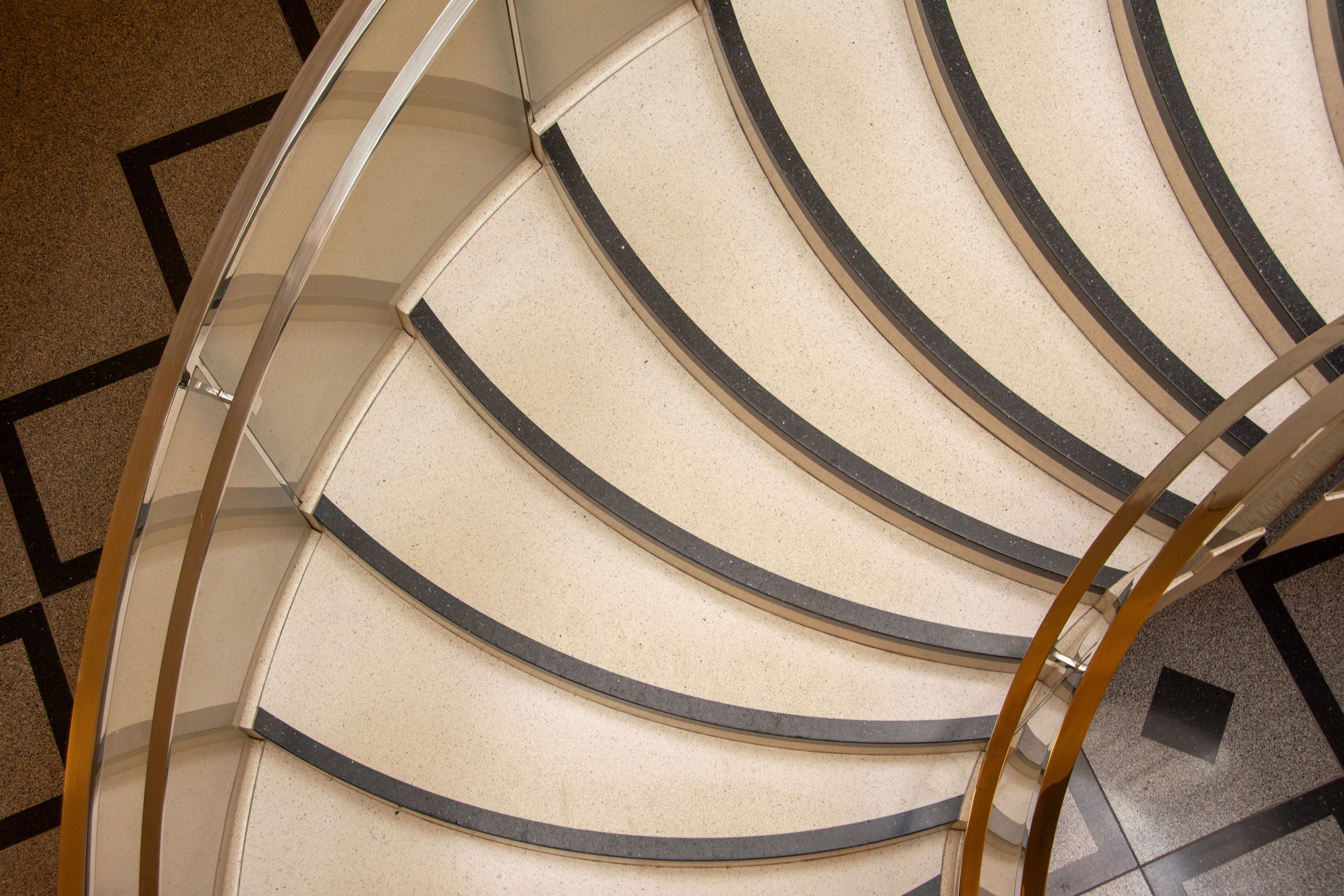 Escalier courbe tournant compatible monte-escalier sur mesure Bretagne
